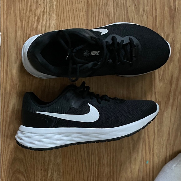 Nike Revolution 6 NN in Black and Smoke Grey - Picture 2 of 3